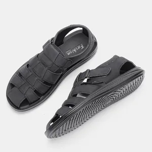 Vista detallada de sandalias de playa negras para hombre con correas tejidas y velcro