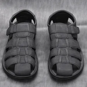 Detalle de vista superior de sandalias de cuero negro para hombre con correas de velcro