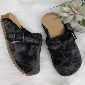 Detailansicht der distressed schwarzen Canvas-Mules mit Schnallenriemen und Schnalle
