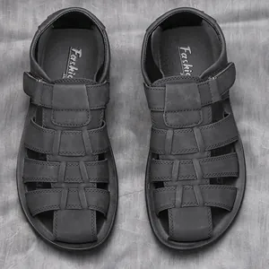 Vista superior de sandalias de cuero para hombre con plantilla acolchada y cierre de velcro