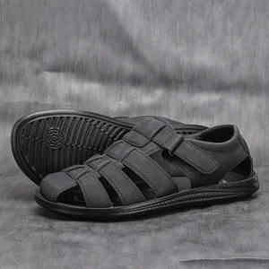 Detalle de sandalias de cuero negro para hombre con suela antideslizante y diseño tejido