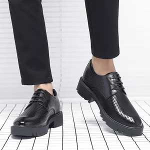 Atmungsaktive schwarze Herrenlederschuhe mit einer dicken, höhenverstellbaren Sohle