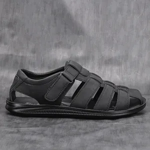 Vista lateral detallada de sandalias de cuero negro para hombre con diseño transpirable