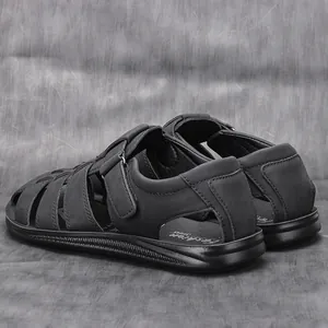 Detalle de sandalias de playa negras para hombre con tiras de velcro y suela texturizada