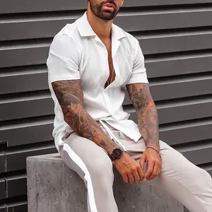 Detail van de ademende linnen textuur van een wit casual shirt met korte mouwen voor heren
