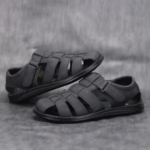 Vista lateral detallada de sandalias informales de cuero negro para hombre con tiras caladas