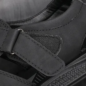 Detalle de las sandalias de playa de cuero negro para hombre con cierre de velcro
