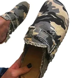 Stylische Damen Clogs mit Tarnmuster geschlossene Zehenpartie flache lässige Outdoor Pantoletten