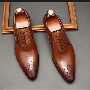 Chaussures richelieus classiques en cuir marron avec perforations élégantes