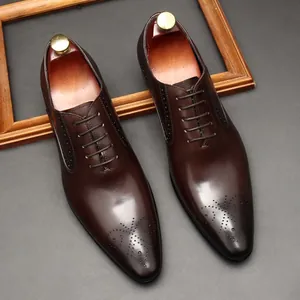 Chaussures richelieu élégantes en cuir marron à bout pointu et fins détails brogués