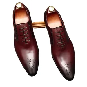 Chaussures richelieus classiques en cuir bordeaux pour hommes avec motifs brogués