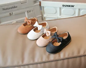Detailansicht der Prinzessinnenschuhe für Mädchen mit Schleife in vier klassischen Farben