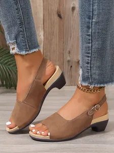 Detailopname van bruine sleehaksandalen met open teen voor dames, ideaal voor de zomer.