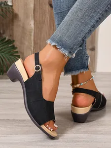 Detailopname van zwarte sandalen met open teen en verstelbare band