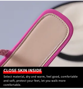 Dettaglio macro della morbida soletta beige su ciabatte piatte rosa da donna.