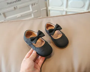 Detailansicht schwarzer Mokassins für Mädchen mit weichem Leder, Schleife und Wellenkante