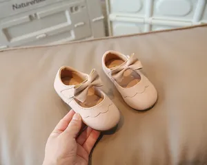 Detail der rosa Mary Jane Schuhe für Kleinkinder mit Schleife und Wellenrand