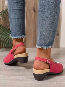 Detailweergave van stijlvolle roze sandalen met open teen en comfortabele hakken