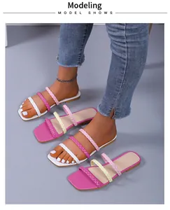 Sandali piatti alla moda con punta quadrata e cinturini intrecciati in stile multicolore