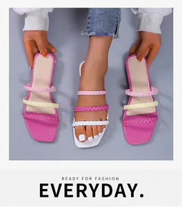 Eleganti sandali bassi intrecciati a punta quadrata da donna con cinturini colorati.