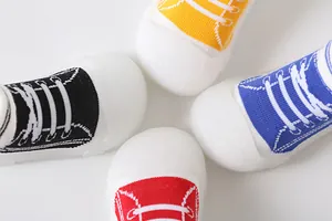 Κοντινό πλάνο με πολύχρωμα πλεκτά βρεφικά παπούτσια-κάλτσες με μαλακή σόλα από καουτσούκ