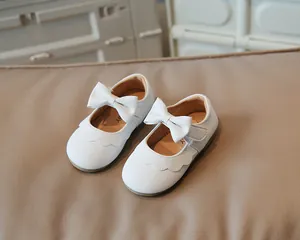 Weiße Lauflernschuhe für Mädchen mit großer Schleife und Wellenrand, weiche Sohle