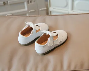 Detailaufnahme weißer Lauflernschuhe für Mädchen mit Schleife und dekorativem Rand