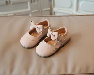Detailansicht der rosa Prinzessinnen-Schuhe für Mädchen mit Schleife und Klettverschluss