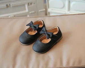 Detailansicht der schwarzen Kleinkinder-Prinzessin-Schuhe mit Schleifendekoration