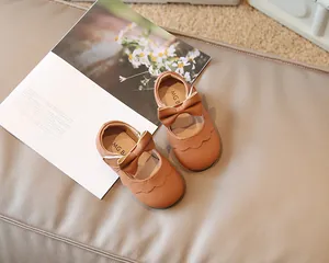 Detailansicht brauner Kleinkinder Mädchen Lauflernschuhe mit Schleifenakzent