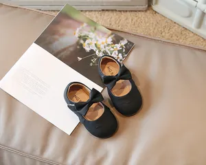 Draufsicht auf schwarze Baby-Mary-Jane-Schuhe für Mädchen mit Schleife