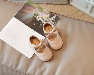 Detailansicht der rosa Lederschuhe für Kleinkinder mit Schleife und gewelltem Rand
