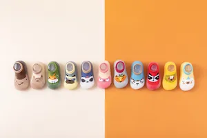 Detailansicht verschiedener bunter Baby-Lauflernschuhe mit süßen Cartoon-Tiermotiven