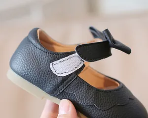 Detailansicht eines weichen Leder-Mädchenschuhs mit Schleife und Klettverschluss für Babys