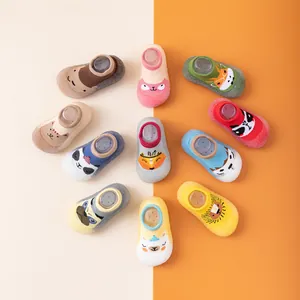 Detailansicht bunter Baby-Lauflernschuhe mit verschiedenen Tier-Cartoon-Mustern
