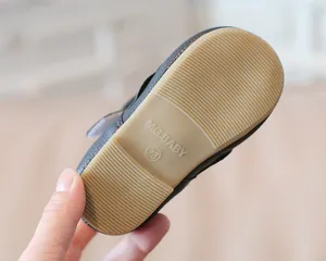 Nahaufnahme der flexiblen, rutschfesten Gummisohle der Lauflernschuhe für Mädchen
