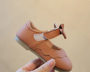 Detailansicht von rosa Leder-Babyschuhen für Mädchen mit Schleife und Wellenrand