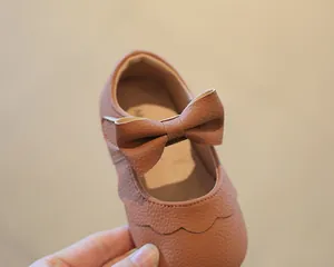 Nahaufnahme weicher rosa Leder-Babyschuhe mit Schleifendetail für Mädchen