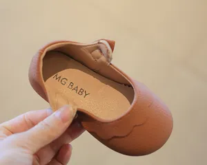 Detailansicht eines braunen Babyschuhs mit weichem Leder und gewellten Kanten