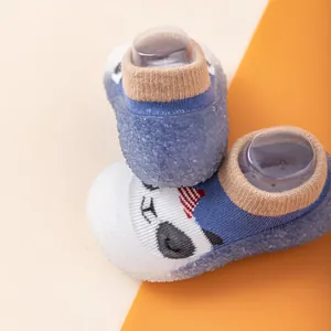 Detailansicht eines Baby-Laufschuhs mit Panda-Motiv und weicher, atmungsaktiver Sohle