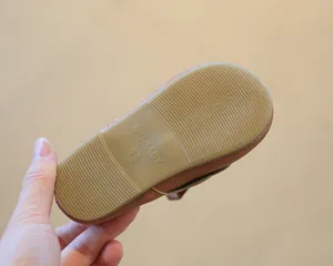 Detailansicht der flexiblen rutschfesten Gummisohle für weiche Mädchen-Babyschuhe