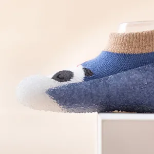 Nahaufnahme atmungsaktiver Baby-Socken-Schuh mit rutschfester weicher Gummisohle