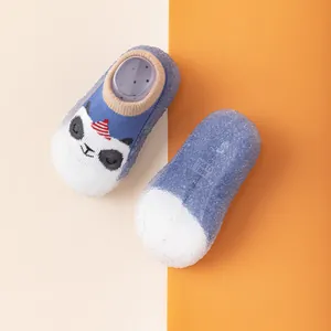 Detailansicht der atmungsaktiven Baby-Lauflernsocken mit Pandamuster und Weichsohle