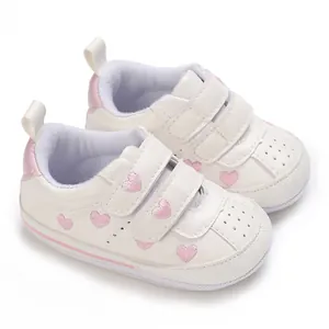 Scarpe da ginnastica bianche per neonati con cuori rosa ricamati e suole morbide
