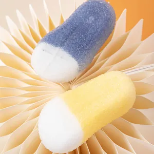 Detailansicht atmungsaktiver Strick-Babylauflernschuhe in blauen und gelben Pastelltönen.