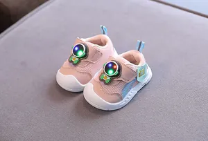 Dettaglio scarpe primi passi rosa con decorazioni astronauta a LED luminosi