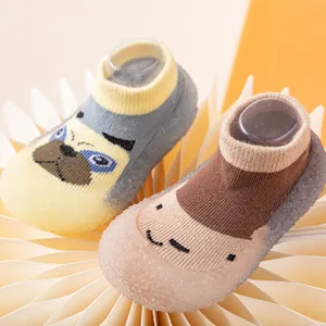 Detailansicht von niedlichen Cartoon-Lauflernschuhen für Babys mit weicher Gummisohle