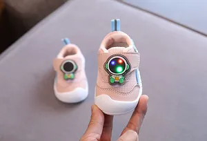 Dettaglio di scarpine primi passi rosa per neonati con simpatico astronauta luminoso
