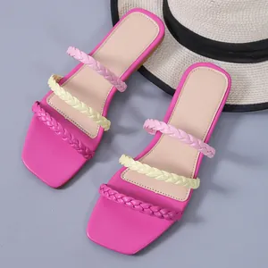 Eleganti sandali piatti a punta quadrata da donna con cinturini intrecciati colorati da spiaggia