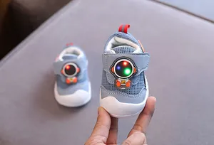 Dettaglio delle scarpe da ginnastica traspiranti per neonati con luci LED astronauta